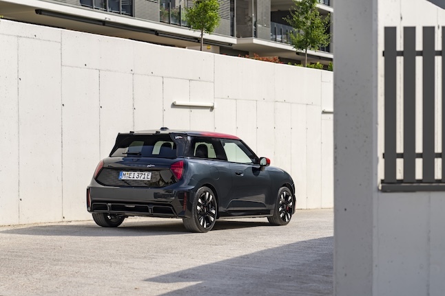 P90571706 highRes the mini john cooper