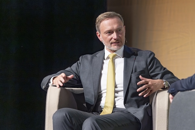 Finance Forum Liechtenstein 2026, Bild aufgenommen im Vaduzersaal in Vaduz am 29.04.2026 - Christian Lindner, ehemaliger deutscher Bundesfinanzminister und Reto Lipp Moderator (v.l.) FOTO & COPYRIGHT: DANIEL SCHWENDENER